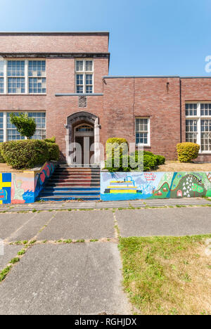 Decorativa parete di ritegno di fronte all edificio in mattoni rossi in Ballard, Washington. Foto Stock