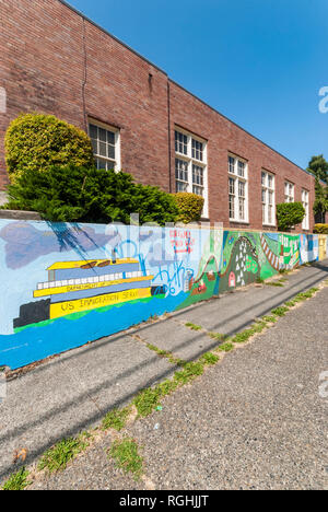 Decorativa parete di ritegno di fronte all edificio in mattoni rossi in Ballard, Washington. Foto Stock