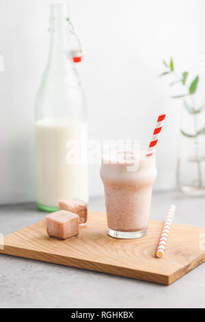Latte freddo è realizzato da caffè di cubetti di ghiaccio e latte. Il concetto di uno stile di vita sano e di buon umore. Foto Stock