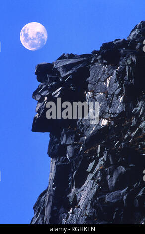 Il vecchio uomo in montagna e una luna piena (aggiunto). Franconia Notch, NH, Stati Uniti d'America. La formazione di roccia crollato Maggio 3, 2003 Foto Stock