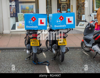 Due Domino's Pizza consegna biciclette parcheggiate in Shrewsbury, Shropshire, Inghilterra, Regno Unito Foto Stock