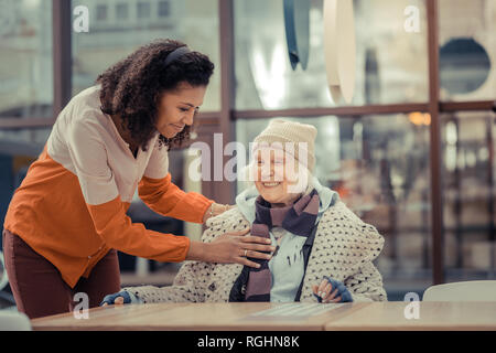 Felice donna positiva tenendo un caldo plaid Foto Stock