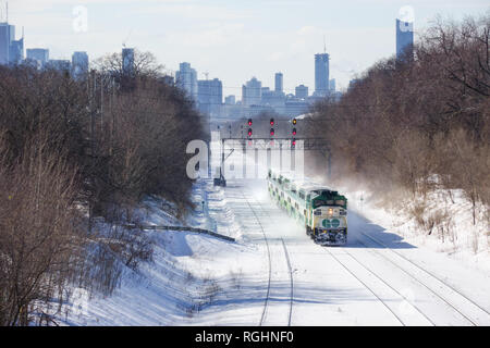 La Go corse in treno attraverso la neve vicino alla stazione Danforth seguendo la mattina dopo gennaio 28th della nevicata record a Toronto, Ontario, Canada. Foto Stock