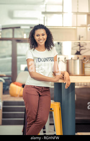 Positivo Afro American donna che lavorano in cucina Foto Stock