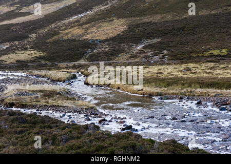 Vista di Clunie acqua fiume nel Parco Nazionale di Cairngorms, Highlands scozzesi, in inverno, Aberdeenshire, Scotland, Regno Unito Foto Stock