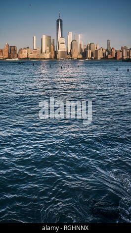 Skyline di Manhattan al tramonto, tonificazione del colore applicato, STATI UNITI D'AMERICA. Foto Stock