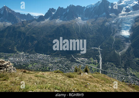 Vista guardando verso il basso ripida montagna-lato a Chamonix, Francia prese da piste facenti parte del " Tour du Mont Blanc'. Massiccio del Monte Bianco è di per sé visibili. Foto Stock