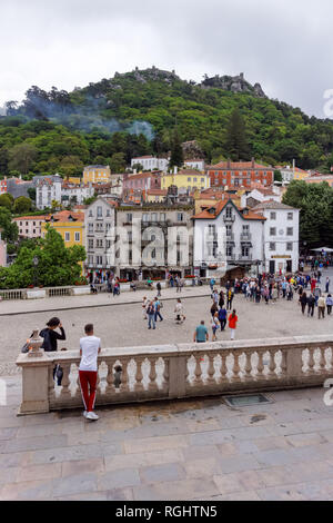 I turisti alla piazza centrale di São Martinho a Sintra, Portogallo Foto Stock