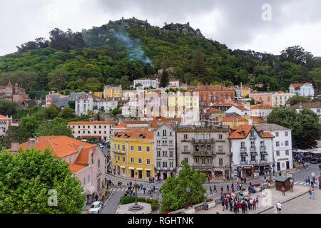 I turisti alla piazza centrale di São Martinho a Sintra, Portogallo Foto Stock