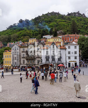 I turisti alla piazza centrale di São Martinho a Sintra, Portogallo Foto Stock