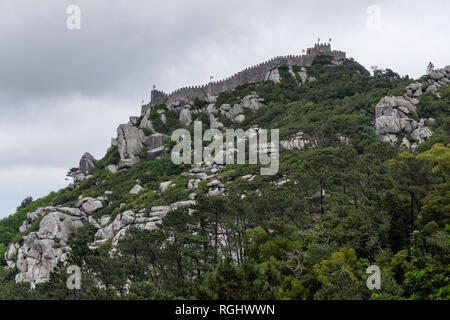 Il Castello dei Mori in montagne di Sintra, Portogallo Foto Stock