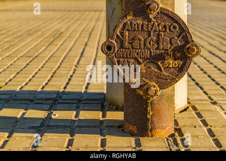 Segno di ferro alla vecchia stazione ferroviaria nella città di Montevideo, Uruguay Foto Stock