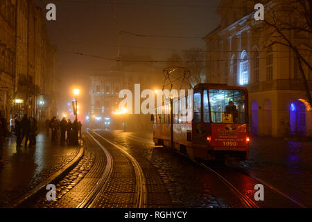 Lviv, Ucraina - Fabruary 11, 2015: Tram sulla piazza del mercato nel periodo invernale Foto Stock
