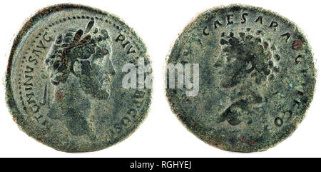 Antico bronzo romano sertertius medaglia dell'imperatore Antonino Pio. Con l'imperatore Marco Aurelio. Foto Stock