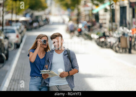 Paesi Bassi, Maastricht, coppia giovane di esplorare la città a scattare foto Foto Stock