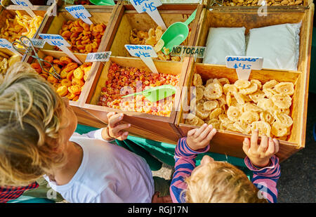 Uruguay, Montevideo, due ragazzi permanente al seccato scatole di frutta sul mercato Foto Stock