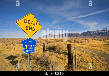 Un segno segna un punto morto fine strada di ghiaia nel paesaggio rurale della Oregon Outback vicino alla piccola città di peluche, Oregon nella parte sudorientale della Foto Stock