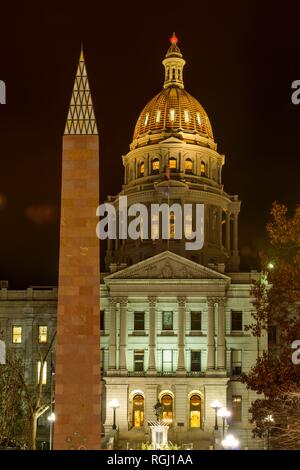 Gold Dome e Memoriale di guerra - Verticale vista notturna della cupola dorata del Colorado State Capitol Building, con il Memoriale di guerra in corrispondenza di un suo lato. Denver, Colorado. Foto Stock
