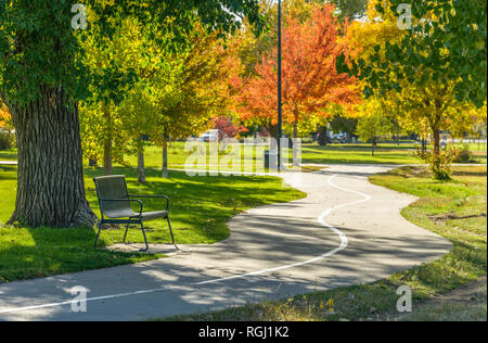 In autunno il parco della città - un assolato pomeriggio autunnale vista di una tranquilla corsa di avvolgimento in un parco cittadino, Denver-Lakewood, Colorado, Stati Uniti d'America. Foto Stock