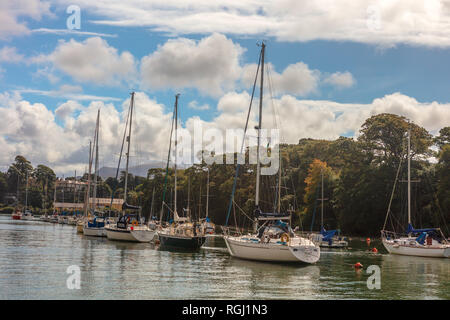 Yacht e barche sul Fiume Seiont dal Caernarfon Castle in Galles. Foto Stock