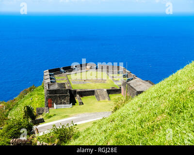 Caraibi, Piccole Antille, Saint Kitts e Nevis, Basseterre, Brimstone Hill Fortress, cannoni Foto Stock