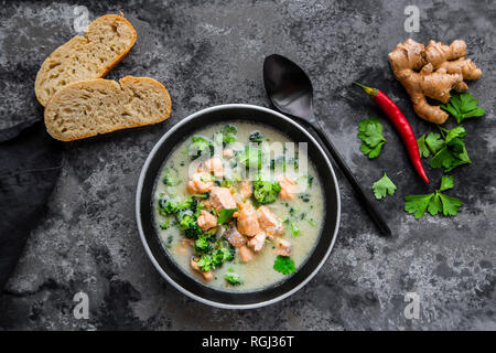 Il Cocos zuppa di salmone, con broccoli, porro, latte di cocco, prezzemolo, peperoncino pod, zenzero e baguette Foto Stock