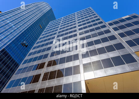 Grattacieli moderni - un ampio a basso angolo di visione di due moderni in acciaio e vetro torri, Mark West Tower e 1144 XV, in centro a Denver, Colorado, Stati Uniti d'America. Foto Stock