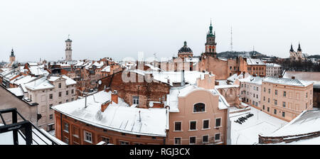 Lviv nel periodo invernale. Vista pittoresca su Lviv centro città dalla parte superiore del vecchio tetto. Europa orientale, Ucraina Foto Stock