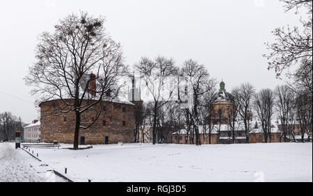 Lviv nel periodo invernale. Il pittoresco panorama di edifici storici. Europa orientale, Ucraina Foto Stock