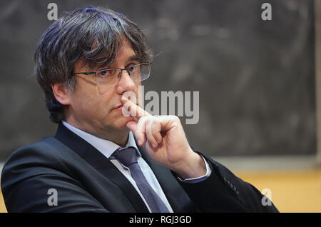 Esiliato ex presidente del governo della Catalogna Carles Puigdemont parla al Trinity College di Dublino. Foto Stock