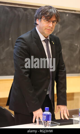 Esiliato ex presidente del governo della Catalogna Carles Puigdemont parla al Trinity College di Dublino. Foto Stock