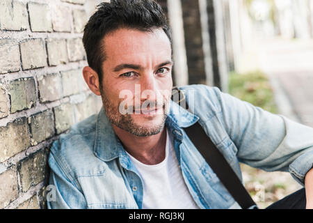 Ritratto di un uomo maturo in città Foto Stock