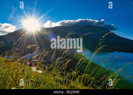 L'Italia, l'Umbria, il Parco Nazionale dei Monti Sibillini, piano Grande di Castelluccio di Norcia a sunrise Foto Stock