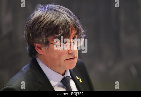 Esiliato ex presidente del governo della Catalogna Carles Puigdemont parla al Trinity College di Dublino. Foto Stock