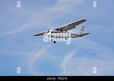 Un singolo motore, unica ala Cessna Skyhawk, il più popolare dei piccoli aerei tra gli istruttori pilota nel mondo, fa toccare e andare gli sbarchi a sm Foto Stock