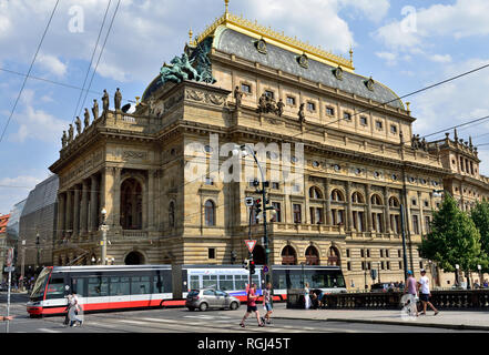 Teatro Nazionale di Praga, Národní divadlo, edificio. I mezzi di trasporto pubblico servizio di tram che passa Foto Stock