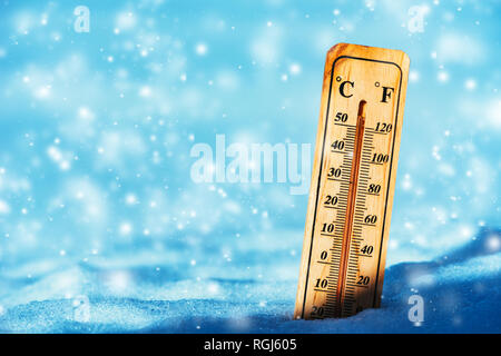 Temperatura fredda al di sotto dello zero sul termometro di neve durante la stagione invernale Foto Stock