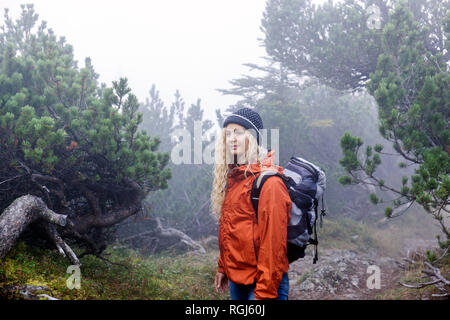 Giovane donna escursioni nelle montagne bavaresi Foto Stock