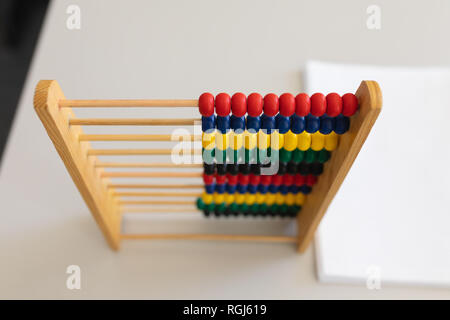 Abacus e il mazzetto di carta sul banco a scuola Foto Stock