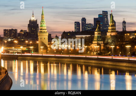 La Russia, Mosca, fiume Moskva con il Cremlino e il quartiere finanziario in background Foto Stock