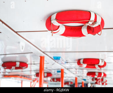 La vita personale di flottazione di supporto del dispositivo di sicurezza (Life) Boa per nuotatori, passeggeri o marine il personale che lavora in barca o area esposta all'acqua. Affogare Foto Stock