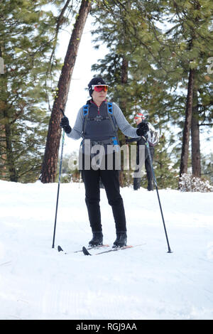 Un cross-country sciatore su un sentiero curati presso l'Eco Ridge Nordic Ski Area in Chelan Washington. Foto Stock