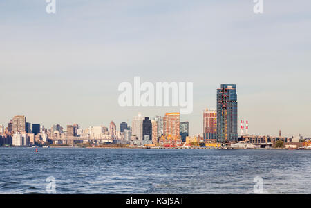 La vista su tutta la East River verso il cacciatore punto a sud nella città di Long Island, New York City. Roosevelt Island e il Queensboro Bridge può essere visto. Foto Stock