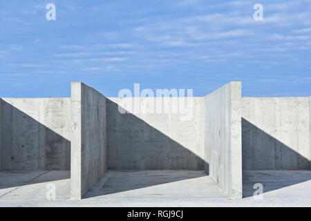 Costruzione di cemento armato nel cantiere. Struttura in calcestruzzo. Foto Stock