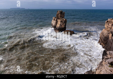 Nau dos Corvos, (le Carrache di corvi) a Cabo Carvoeiro, con Berlengas in background, Peniche penisola, Portogallo Foto Stock