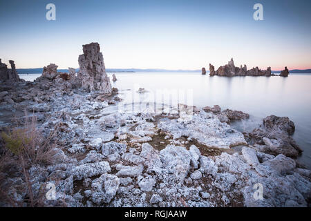 Stati Uniti, California, Lee Vining, Sud Area di tufo, Mono Lago, formazioni rocciose di sera Foto Stock