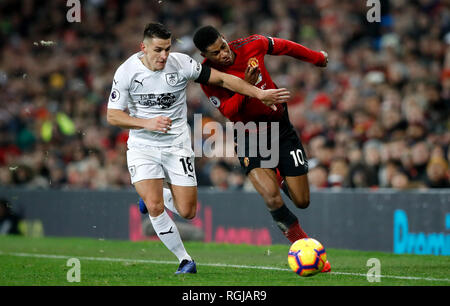 Burnley's Ashley Westwood (sinistra) e il Manchester United Rashford Marcus battaglia per la palla durante il match di Premier League a Old Trafford, Manchester. Foto Stock