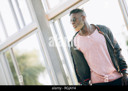 Belli alla moda uomo Afro indossa occhiali da sole vintage. Foto Stock