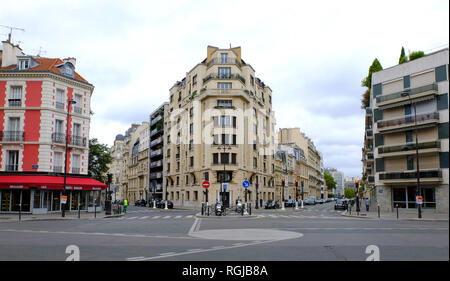 Parigi, Francia - Agosto 14, 2018: appartamento tradizionali edifici con facciate Tipica vecchia casa parigina con balconi francesi e dei vasi da fiori. Parigi, Foto Stock