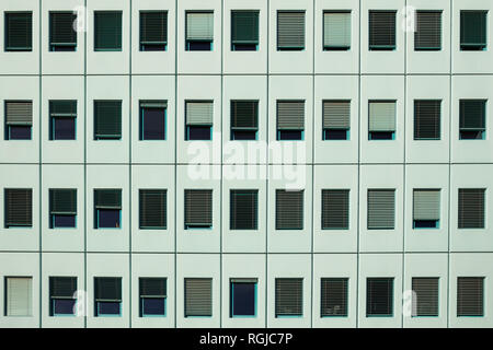 File di windows, facciata di un edificio per uffici Foto Stock